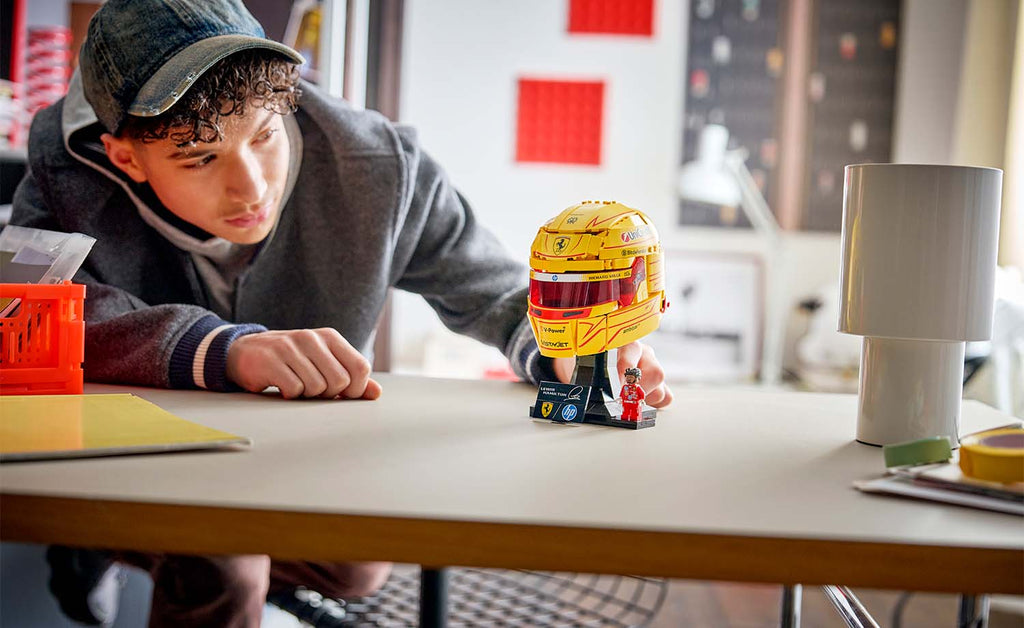 43022 | LEGO® Editions Scuderia Ferrari HP Lewis Hamilton Helmet