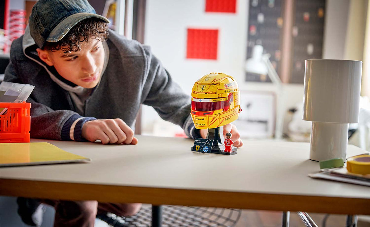 43022 | LEGO® Editions Scuderia Ferrari HP Lewis Hamilton Helmet