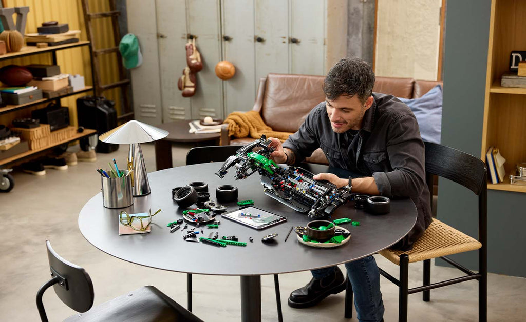 42240 | LEGO® Technic Aston Martin Aramco AMR25 F1® Car