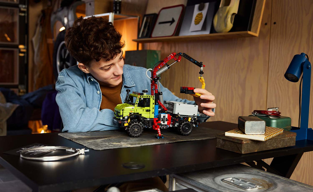 42242 | LEGO® Technic Mercedes-Benz Unimog U 5023 with Crane
